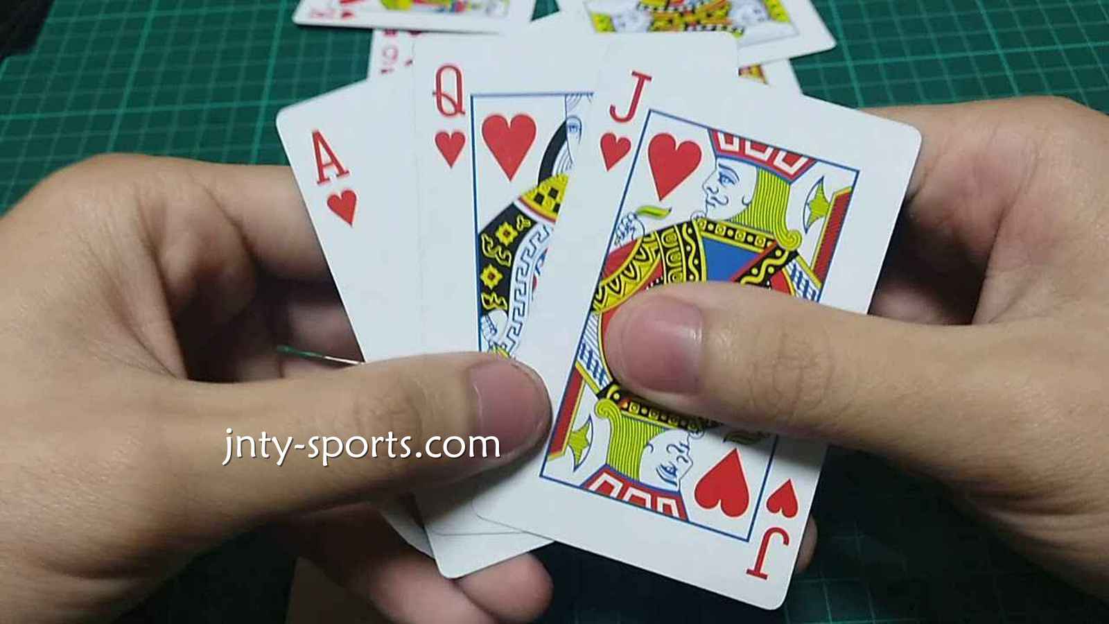 在BTI体育快速玩起棋牌游戏《越南扑克》经典比大小